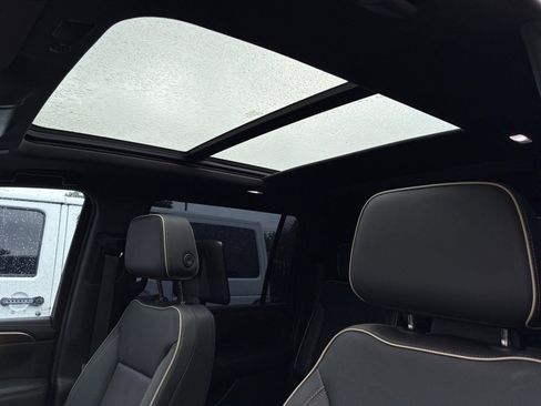 Used 2023 Chevrolet Suburban Premier w/ Advanced Technology Package image 19