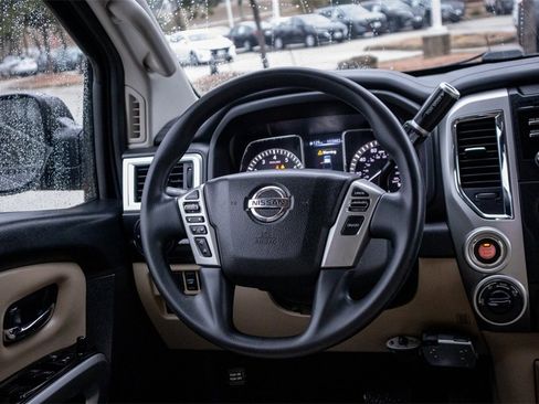Used 2018 Nissan Titan SV image 21
