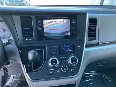 Used 2015 Toyota Sienna LE image 22