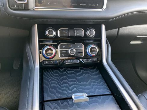 Used 2024 GMC Yukon Denali AWD/4WD image 34
