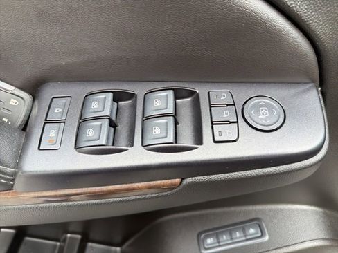 Used 2018 Chevrolet Tahoe LT w/ LT Signature Package image 17