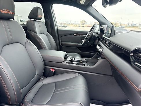 Used 2025 Honda Pilot TrailSport image 32