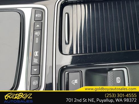 Used 2018 Jaguar F-PACE Premium image 36