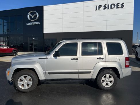 Used 2010 Jeep Liberty Sport image 2