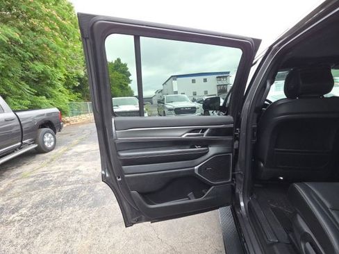 Used 2023 Jeep Wagoneer Series II AWD/4WD image 32