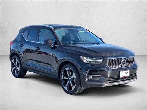 Used 2019 Volvo XC40 T4 Inscription image 3