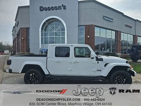 Certified 2022 Jeep Gladiator Overland AWD/4WD image 1
