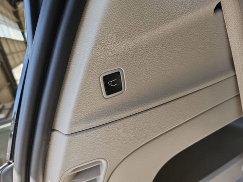 Used 2023 Chrysler Voyager LX FWD image 13