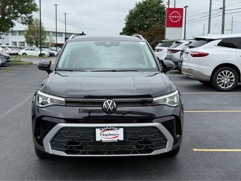 Used 2025 Volkswagen Taos SE FWD image 2