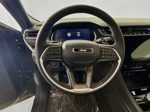 Used 2025 Jeep Grand Cherokee Limited w/ Luxury Tech Group II image 11