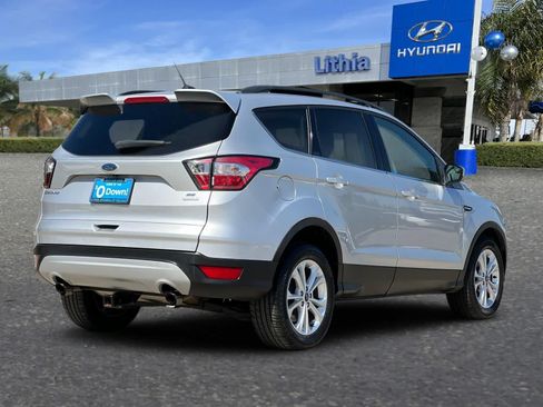 Used 2018 Ford Escape SE FWD image 3