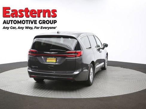 Used 2023 Chrysler Pacifica Touring-L image 40