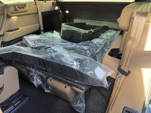 New 2025 Land Rover Range Rover Long Wheelbase SE AWD/4WD image 15