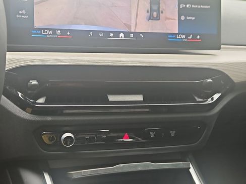 Used 2025 BMW 330i Sedan w/ Premium Package image 15