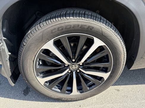 Used 2022 Toyota Highlander XSE AWD/4WD image 11