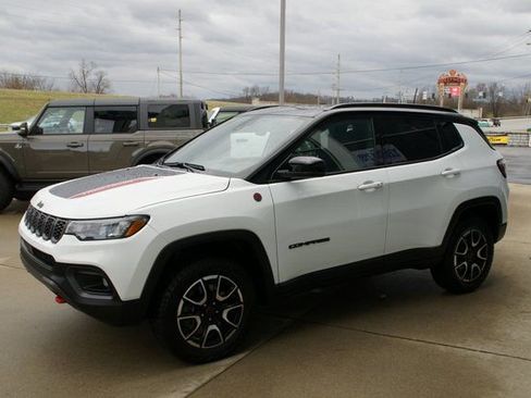 Used 2025 Jeep Compass Trailhawk image 5