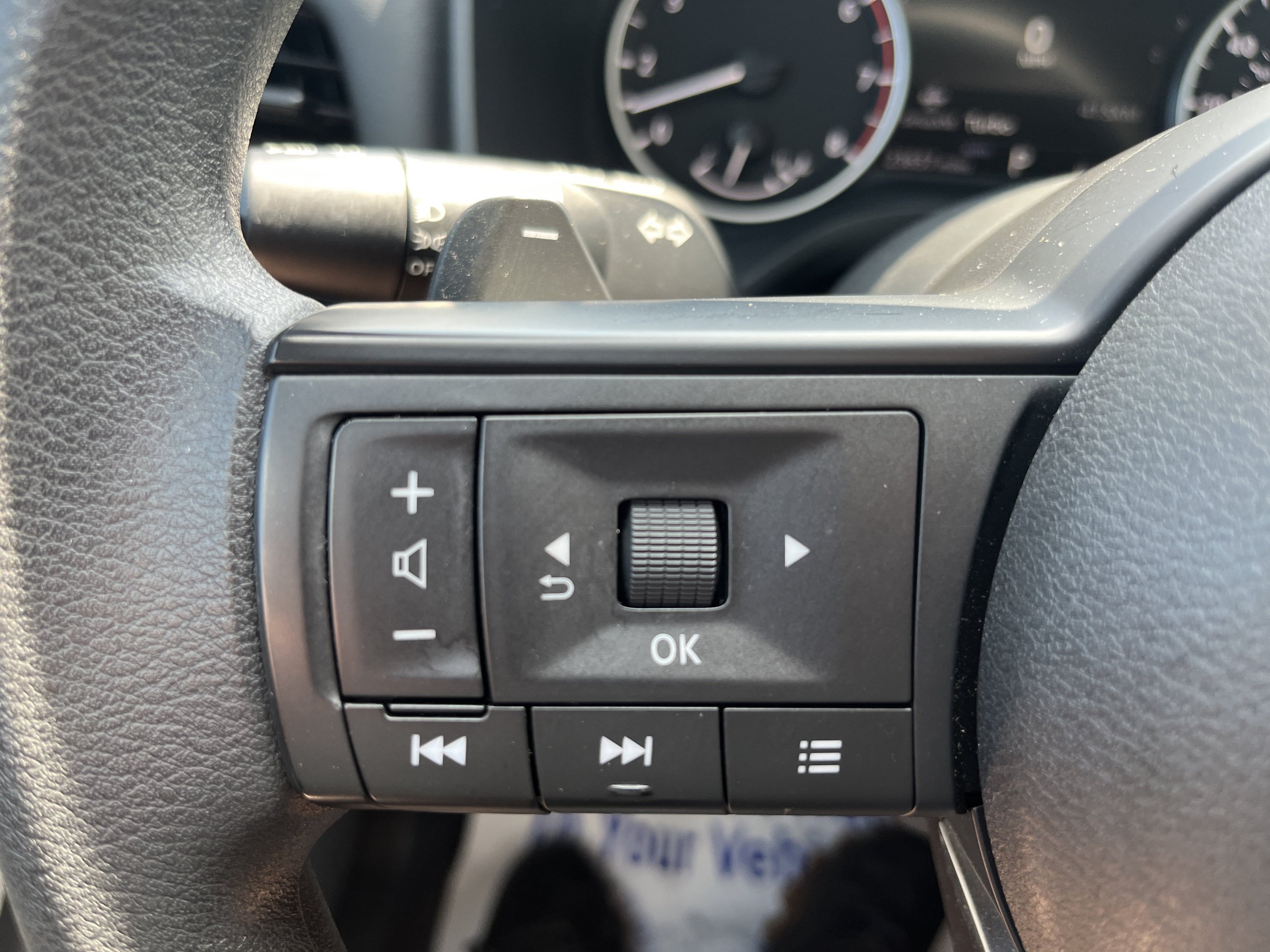 Used 2024 Nissan Rogue S AWD/4WD image 16