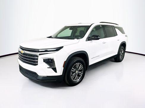 Used 2025 Chevrolet Traverse LT FWD image 3