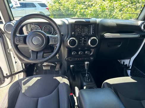 Used 2016 Jeep Wrangler Unlimited Rubicon w/ Connectivity Group AWD/4WD image 13