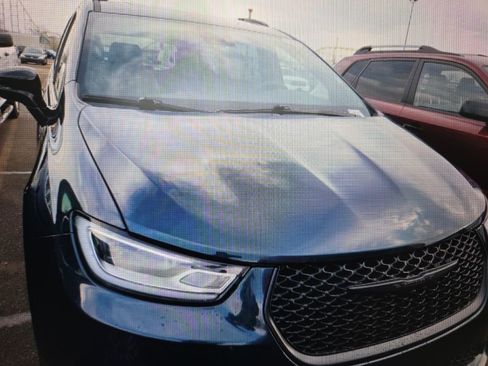 Used 2025 Chrysler Pacifica Limited image 14