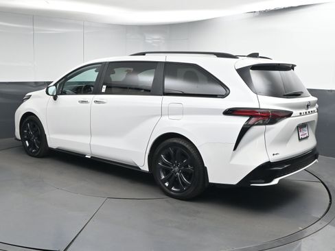 Used 2025 Toyota Sienna XSE image 6