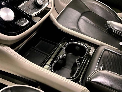 Used 2022 Chrysler Pacifica Limited image 16