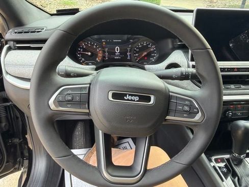 Used 2023 Jeep Compass Latitude AWD/4WD image 11