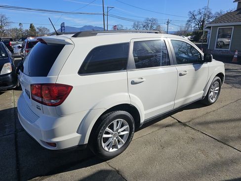 Used 2015 Dodge Journey SXT w/ Flexible Seating Group image 4