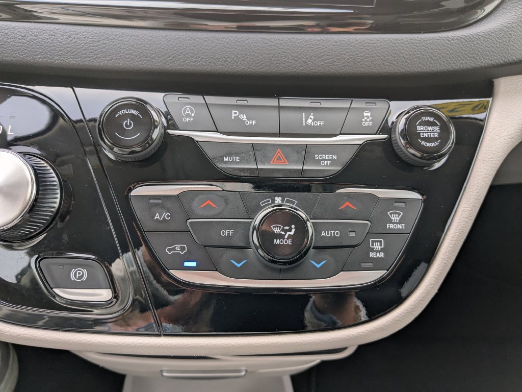 Used 2024 Chrysler Pacifica Touring-L FWD image 30