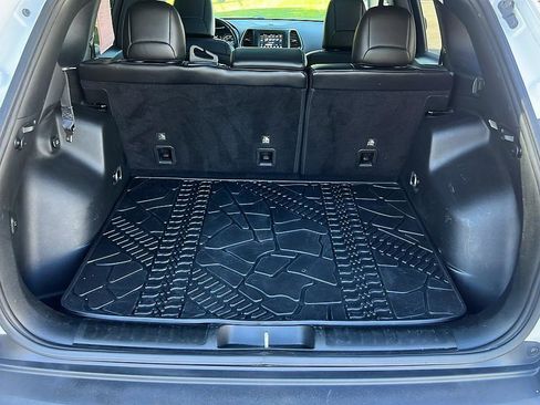 Used 2019 Jeep Cherokee Latitude Plus w/ Comfort/Convenience Group AWD/4WD image 9