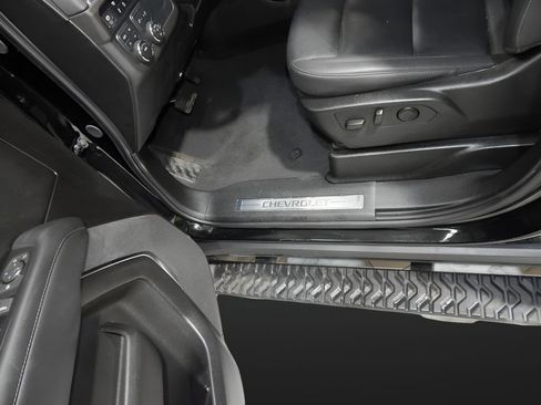 Used 2025 Chevrolet Suburban Z71 AWD/4WD image 17
