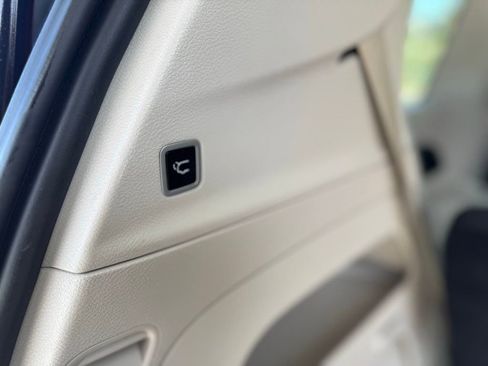 Used 2023 Chrysler Voyager LX image 10