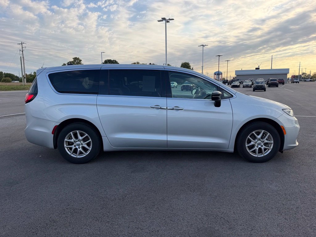 Used 2024 Chrysler Pacifica Touring-L FWD image 5