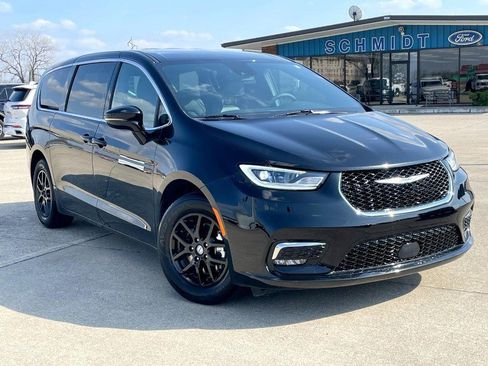 Used 2025 Chrysler Pacifica Select image 2