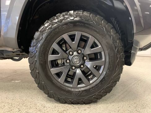 Used 2020 Toyota Tacoma SR5 w/ SR5 Appearance Package (SM) RWD image 7