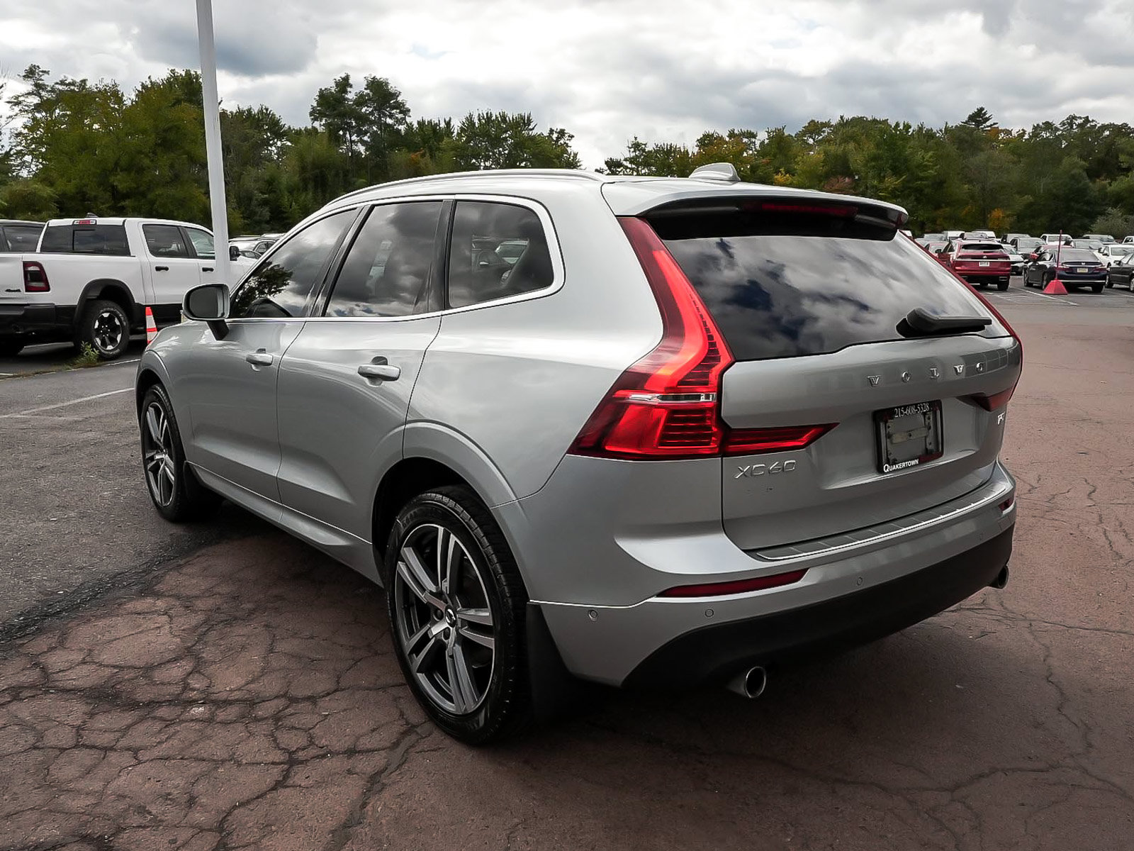 Used 2018 Volvo XC60 T5 Momentum w/ Convenience Package AWD/4WD image 4