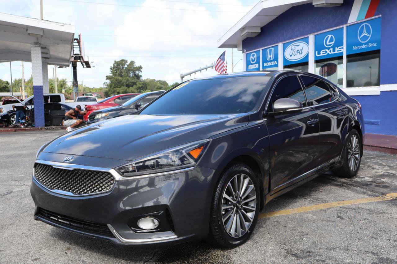 Used 2017 Kia Cadenza Premium w/ Luxury Package FWD image 8