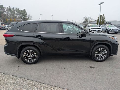 Used 2022 Toyota Highlander XLE AWD/4WD image 7
