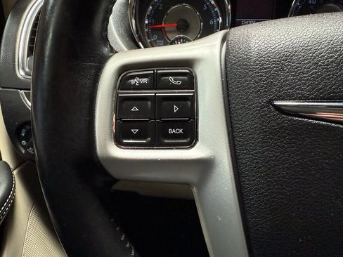 Used 2014 Chrysler Town & Country Touring FWD image 15