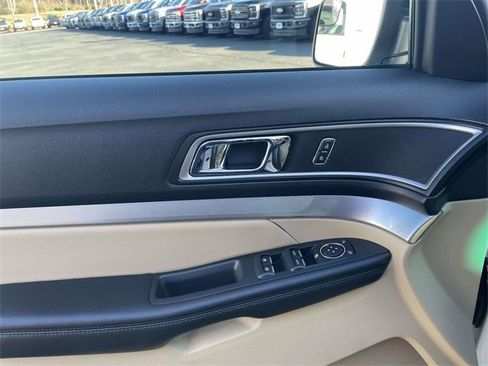 Used 2016 Ford Explorer XLT image 11