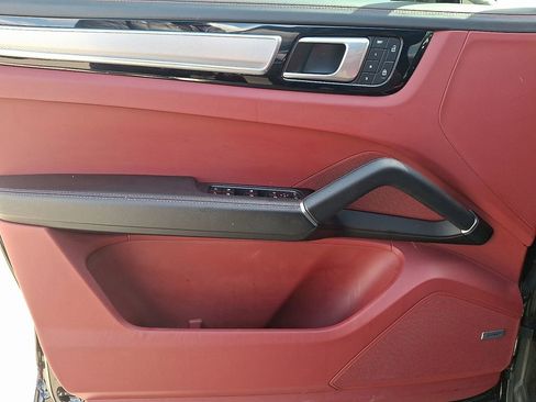 Used 2022 Porsche Cayenne S Platinum image 12