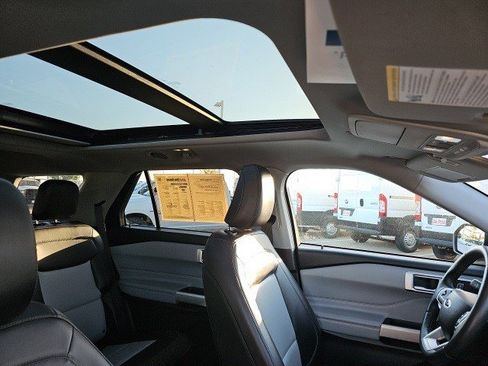 Used 2022 Ford Explorer XLT w/ Equipment Group 202A image 13