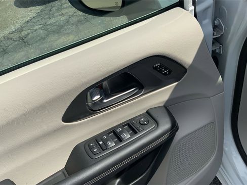 Used 2023 Chrysler Pacifica Touring-L image 20