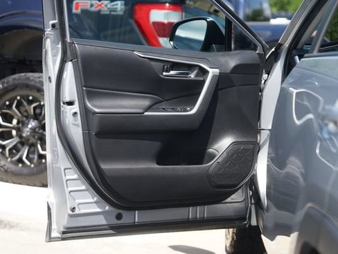 Used 2020 Toyota RAV4 XLE FWD image 30