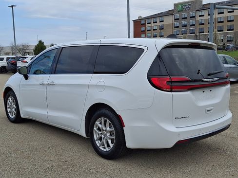 Used 2024 Chrysler Pacifica Touring-L image 4
