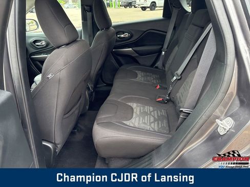 Used 2019 Jeep Cherokee Latitude w/ Cold Weather Group image 19