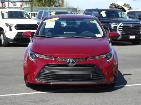 Used 2025 Toyota Corolla LE image 3