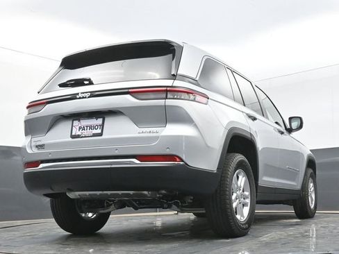 Used 2025 Jeep Grand Cherokee Laredo AWD/4WD image 43