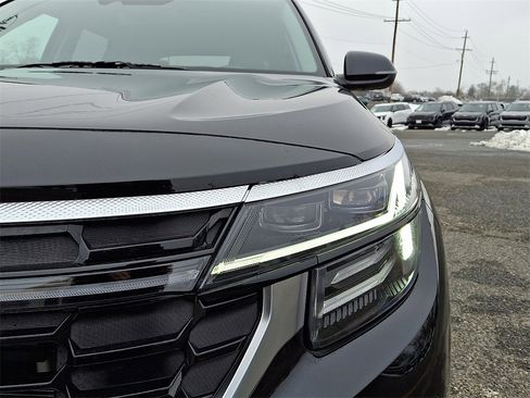 Certified 2025 Kia Seltos SX w/ SX Sunroof Package image 10