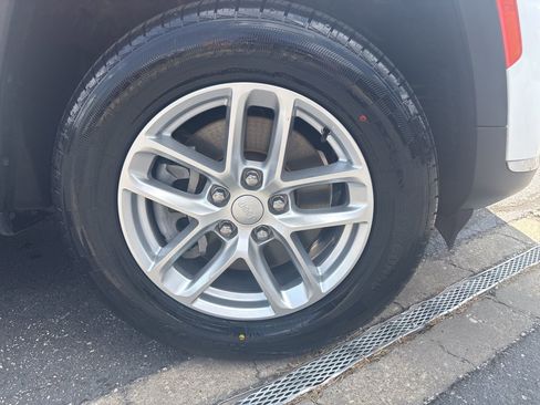 Used 2022 Jeep Grand Cherokee L Laredo w/ Luxury Tech Group I image 15